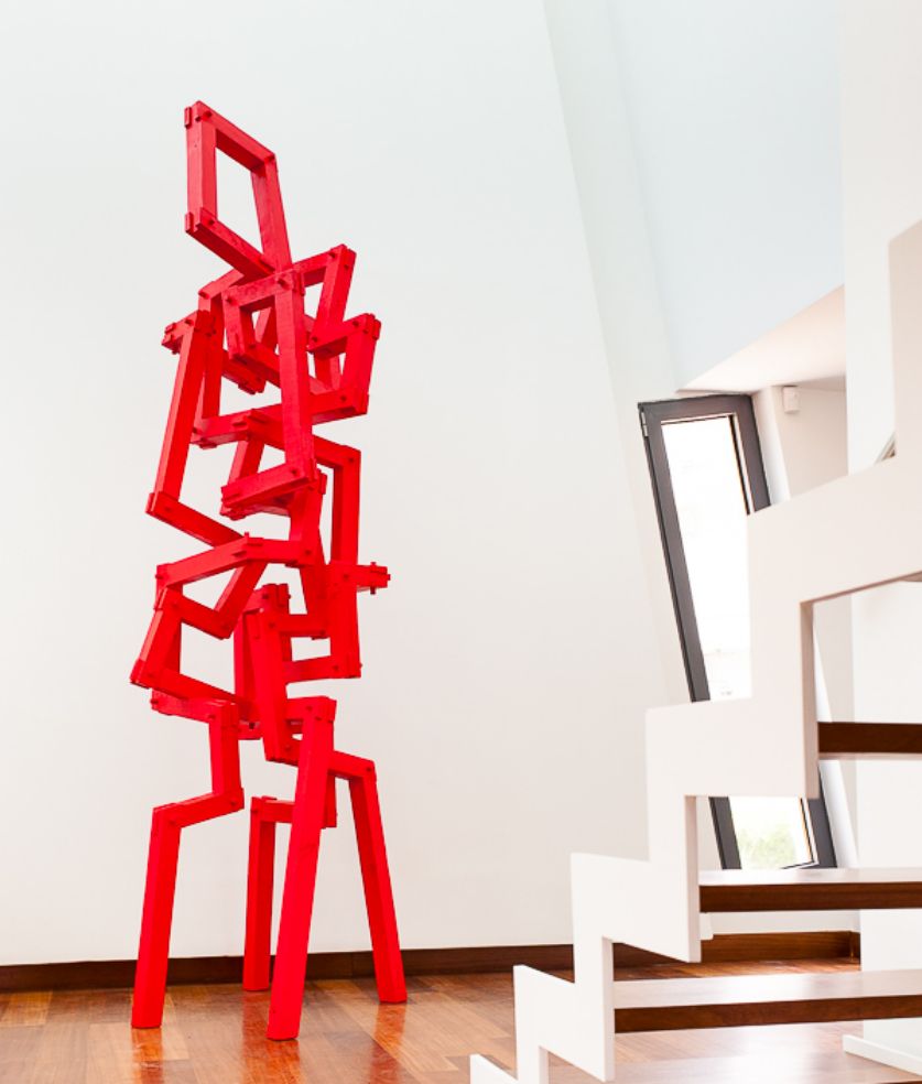 sculpture rouge du sculpteur suisse Marc RaymMarc Raymondond