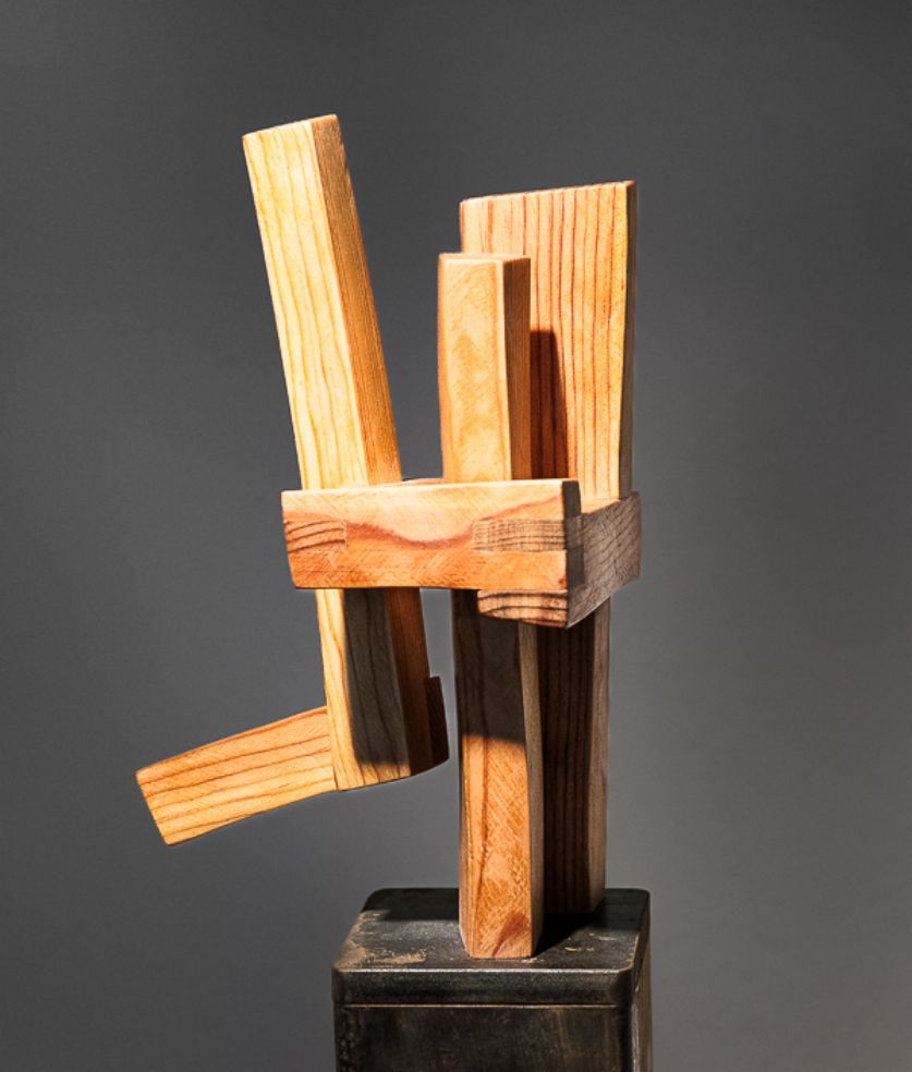 sculpture rouge du sculpteur suisse Marc RaymMarc Raymondond